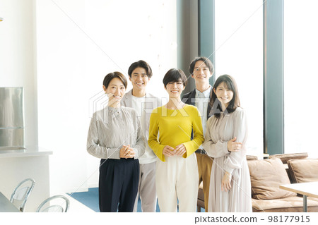 五男一女在辦公室排隊 98177915