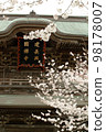 A historic building seen through the branches of cherry blossoms 98178007
