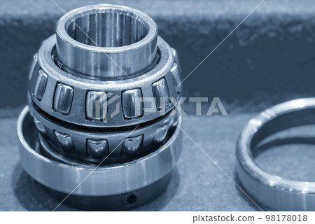 The close up scene of barrel rolling bearing assembly spare parts. 98178018