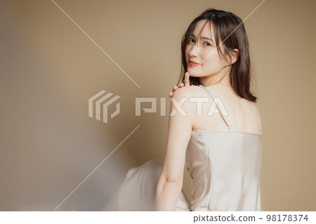 一個穿著米色裙子的女人 一個穿著米色裙子的女人 98178374