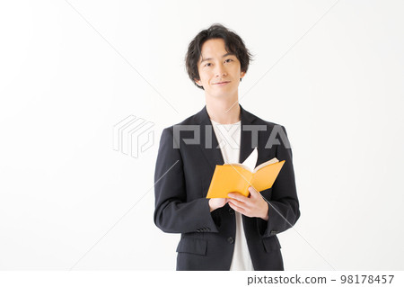 一個二十多歲的男人穿著夾克 98178457