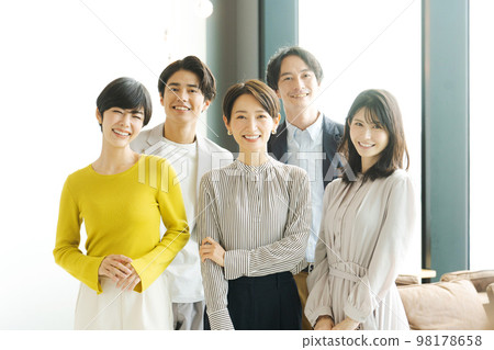 五男一女在辦公室排隊 98178658