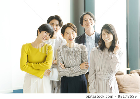 五男一女在辦公室排隊 98178659