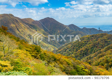 Mt. Tsuchikura in Shiga prefecture to Mt.Fujiwara in the Suzuka Mountains 98178706