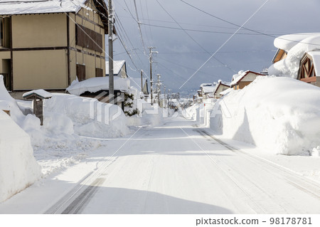 大雪中的村道 98178781