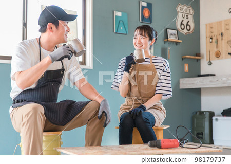 亞洲男女在車庫裡喝咖啡（DIY教室、工作坊、DIY、體驗課） 98179737