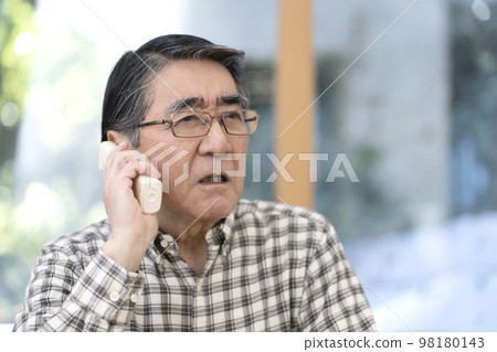 接聽可疑電話的老人 98180143