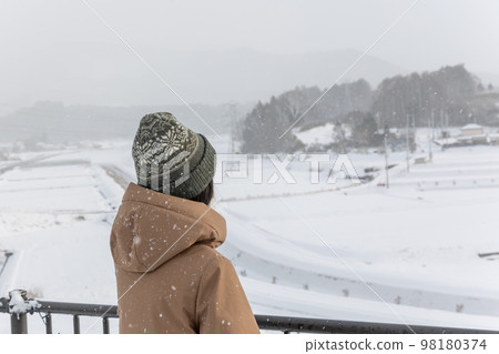 看雪的女人 看雪的女人 98180374