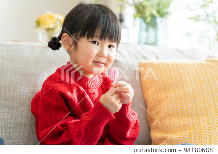 孩子用棍子舔糖果(糖果/糖果) 孩子用棍子舔糖果(糖果/糖果) 98180688