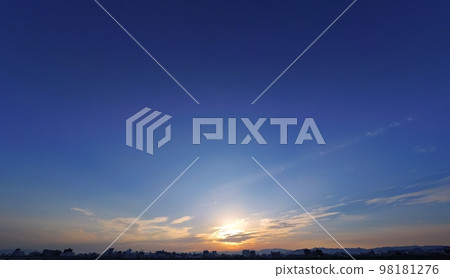 清爽的早晨天空，各種雲朵和街道景觀・冬天・超廣角・主要是天空・221117am 98181276