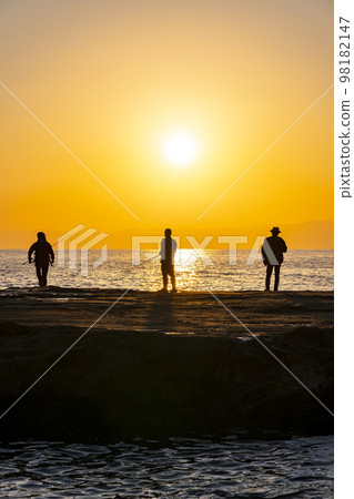 [Kanagawa Prefecture] Sunset and anglers seen from Chigogafuchi in Enoshima 98182147