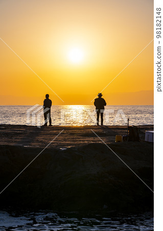 [神奈川縣]從江之島的Chigogafuchi看到的日落和垂釣者 98182148