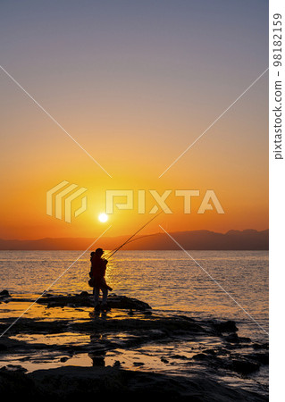 [Kanagawa Prefecture] Sunset and anglers seen from Chigogafuchi in Enoshima 98182159