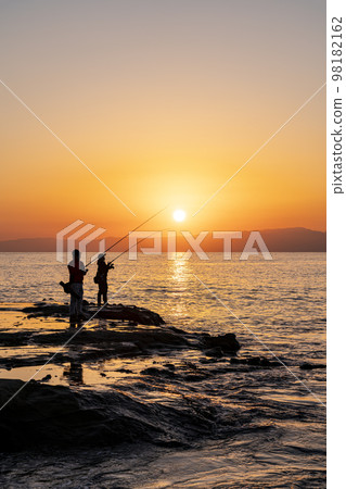 [神奈川縣]從江之島的Chigogafuchi看到的日落和垂釣者 98182162
