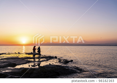 [Kanagawa Prefecture] Sunset and anglers seen from Chigogafuchi in Enoshima 98182163