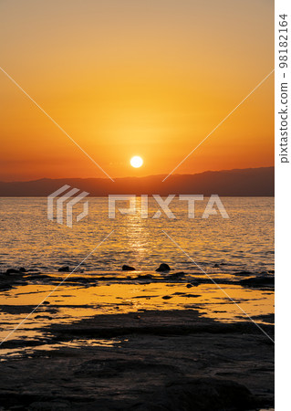 [Kanagawa Prefecture] Sunset seen from Chigogafuchi in Enoshima 98182164