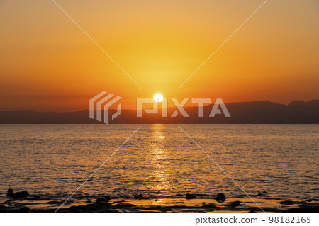 [Kanagawa Prefecture] Sunset seen from Chigogafuchi in Enoshima 98182165