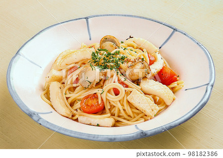 Seafood pasta 98182386