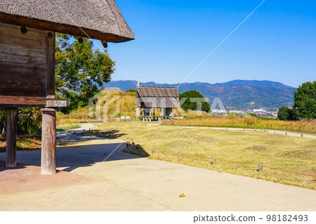 成排的棺材墳墓和高架倉庫火災（佐賀縣吉野裡歷史公園） 98182493