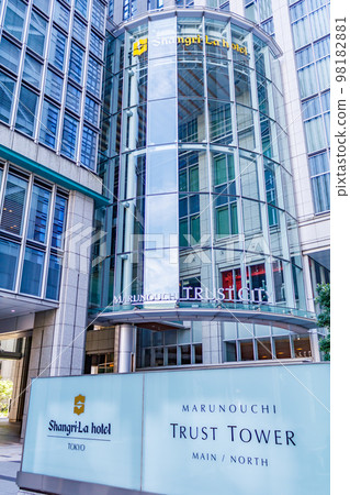 [Urban scenery of Tokyo] Urban scenery around the Nihonbashi exit of Tokyo Station 98182881