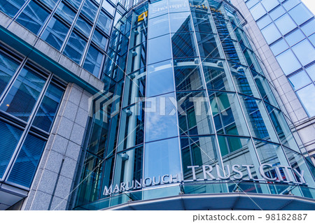 [Urban scenery of Tokyo] Urban scenery around the Nihonbashi exit of Tokyo Station 98182887