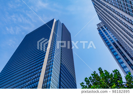 [Urban scenery of Tokyo] Urban scenery around the Nihonbashi exit of Tokyo Station 98182895