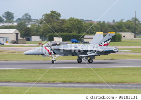 美國海軍 F/A-18F 超級大黃蜂著陸 美國海軍 F/A-18F 超級大黃蜂著陸 98183131