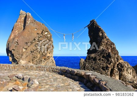 [Kochi Prefecture] Meotoiwa rocks in Shikaoka in fine weather 98183162