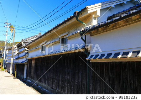 [高知縣]晴朗天氣下的基良川河畔街景 98183232