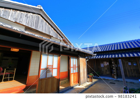 [高知縣]晴朗天氣下的基良川河畔街景 98183241
