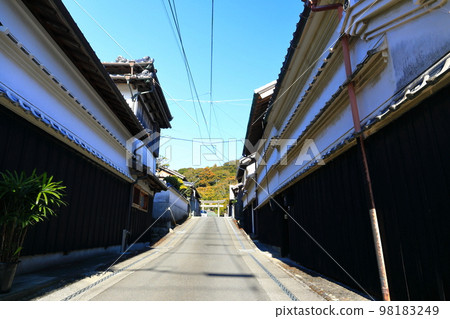 [高知縣]晴朗天氣下的基良川河畔街景 98183249