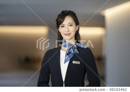 一位面帶微笑的女商人戴著銘牌看著鏡頭的形象 前台員工禮賓部 98183462
