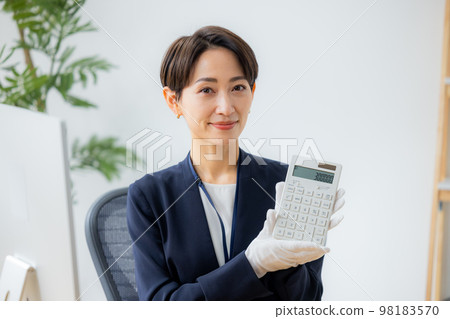 評估手錶的婦女 98183570
