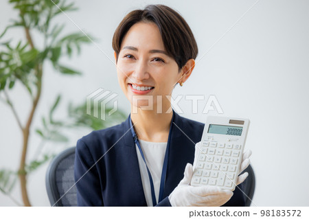 評估手錶的婦女 98183572