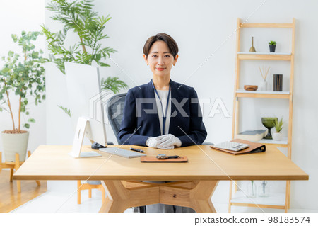 評估手錶的婦女 評估手錶的婦女 98183574