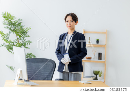 評估手錶的婦女 98183575