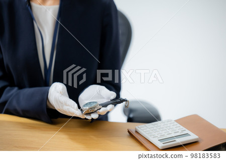 評估手錶的婦女 98183583