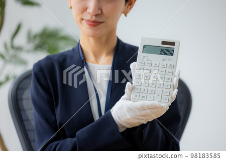 評估手錶的婦女 評估手錶的婦女 98183585