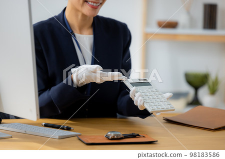 評估手錶的婦女 評估手錶的婦女 98183586