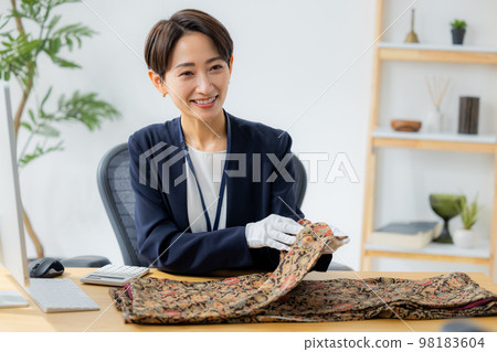 評估和服的女人 98183604