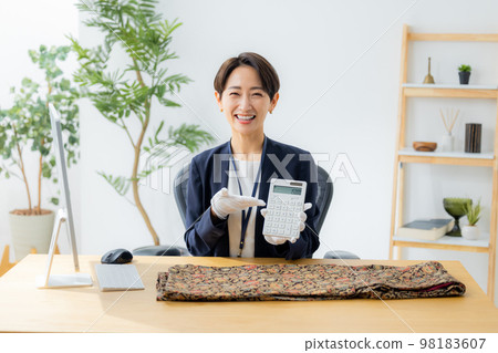 評估和服的女人 評估和服的女人 98183607