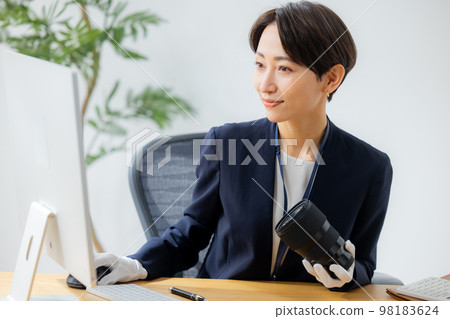 評估相機鏡頭的女人 98183624