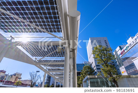 日本川崎的城市景觀 冬季晴朗的天空繼續......像春天一樣歡快。川崎站和 Cinecitta(左)的視圖 = 1 月 3 日 日本川崎的城市景觀 冬季晴朗的天空繼續......像春天一樣歡快。川崎站和 Cinecitta(左)的視圖 = 1 月 3 日 98183691