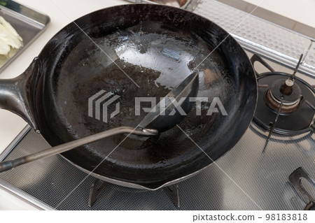 [Make stir-fried levanilla. Add a lot of oil to the wok.] 98183818