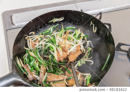 [Make stir-fried ravioli Stir-fry all the ingredients] 98183822