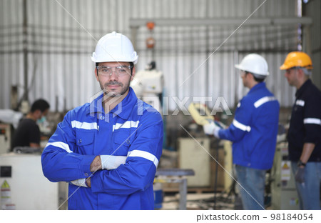 engineer teaching robot welding machine engineer teaching robot welding machine 98184054