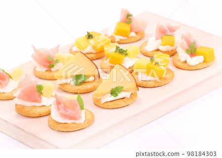 開胃小菜餅乾火腿奶酪明亮的背景 98184303