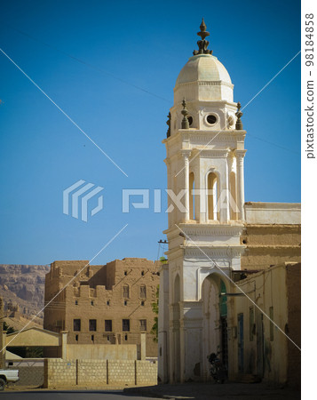 Exterior view of Omar Mosque, Tarim, Hadhramaut, Yemen 98184858
