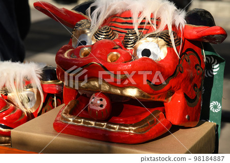 lion head and daruma 98184887