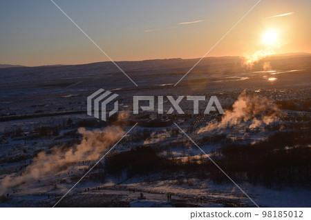 冰島日出時從 GEYSIR 山看全景 98185012